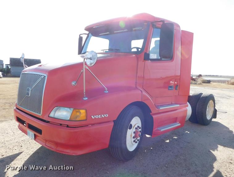 image for item DC8494 1999 Volvo VN semi truck