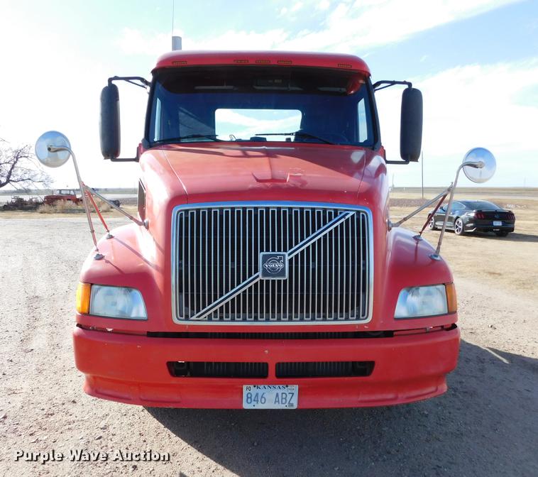 image for item DC8494 1999 Volvo VN semi truck