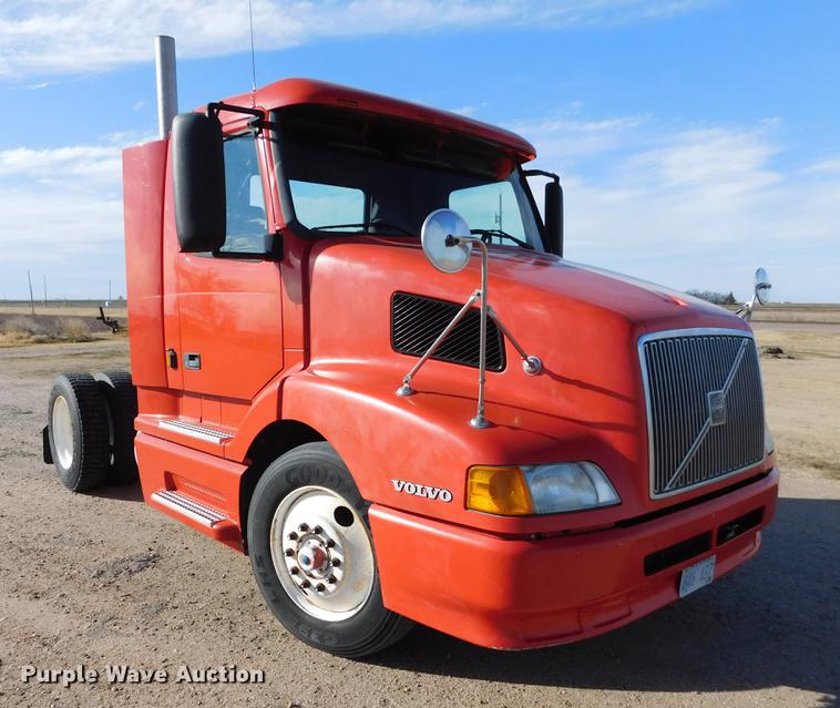 image for item DC8494 1999 Volvo VN semi truck