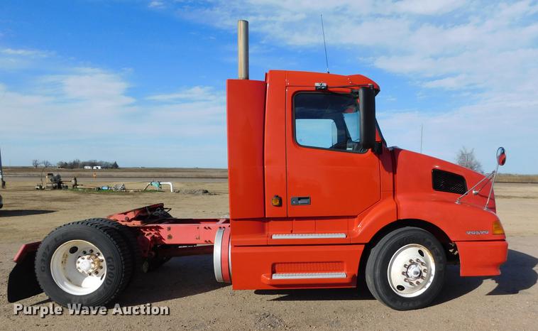 image for item DC8494 1999 Volvo VN semi truck