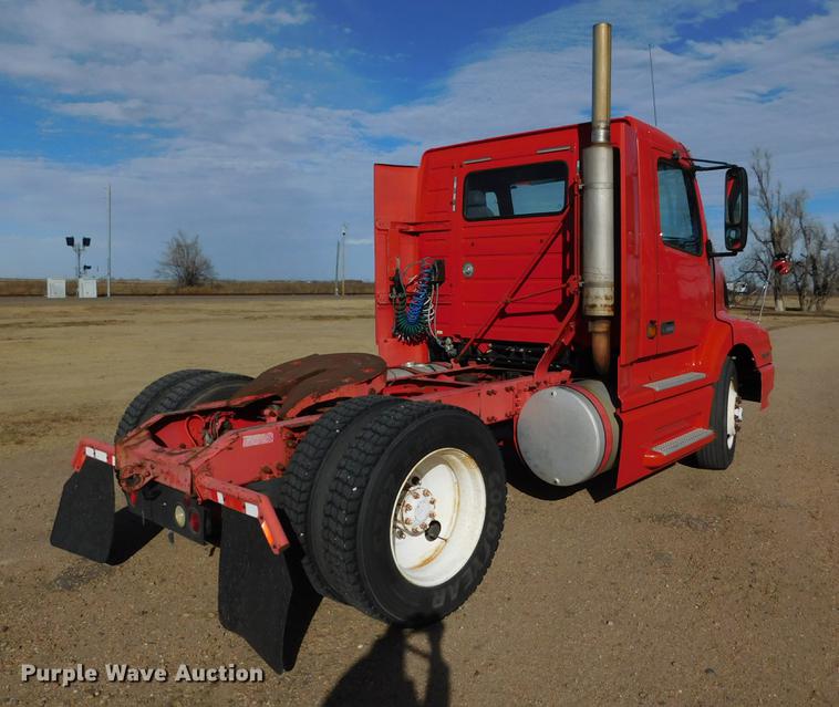 image for item DC8494 1999 Volvo VN semi truck