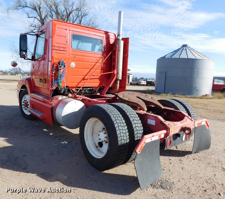 image for item DC8494 1999 Volvo VN semi truck