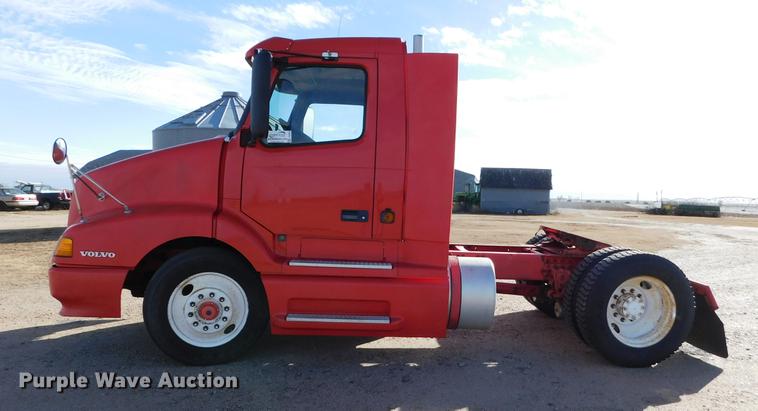 image for item DC8494 1999 Volvo VN semi truck
