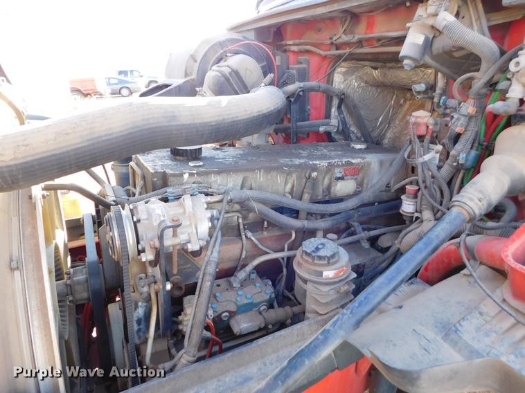 image for item DC8494 1999 Volvo VN semi truck