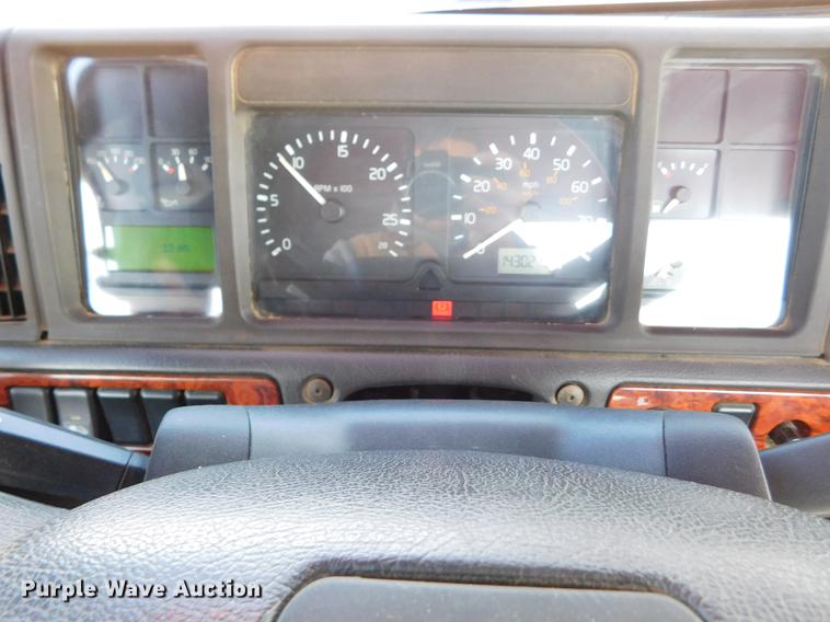 image for item DC8494 1999 Volvo VN semi truck