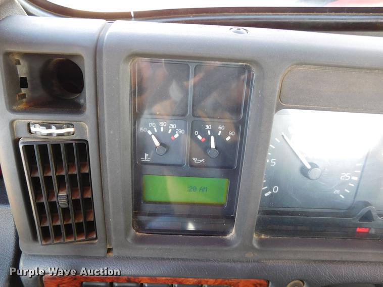 image for item DC8494 1999 Volvo VN semi truck