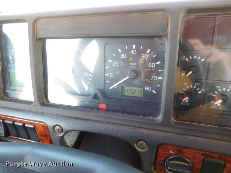 image for item DC8494 1999 Volvo VN semi truck