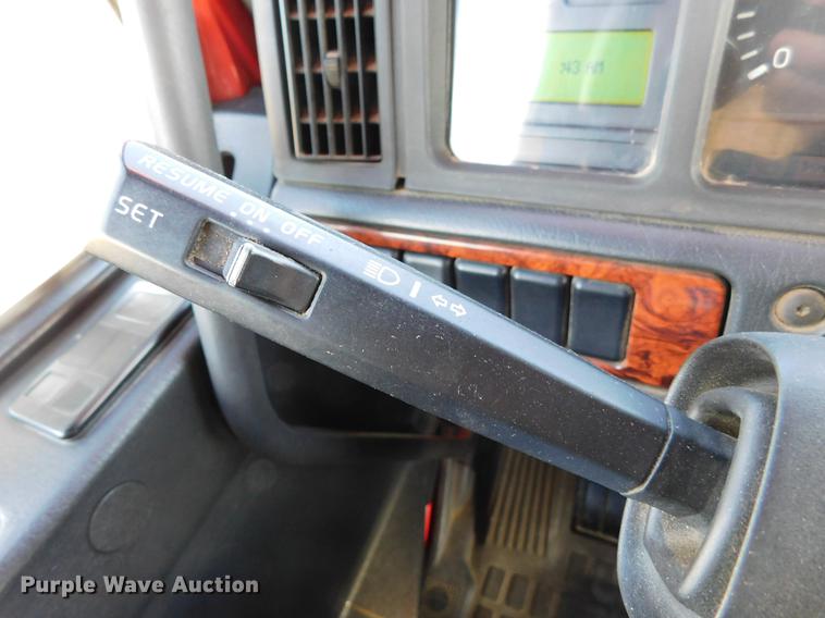 image for item DC8494 1999 Volvo VN semi truck