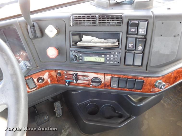 image for item DC8494 1999 Volvo VN semi truck