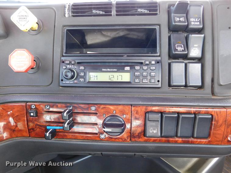 image for item DC8494 1999 Volvo VN semi truck