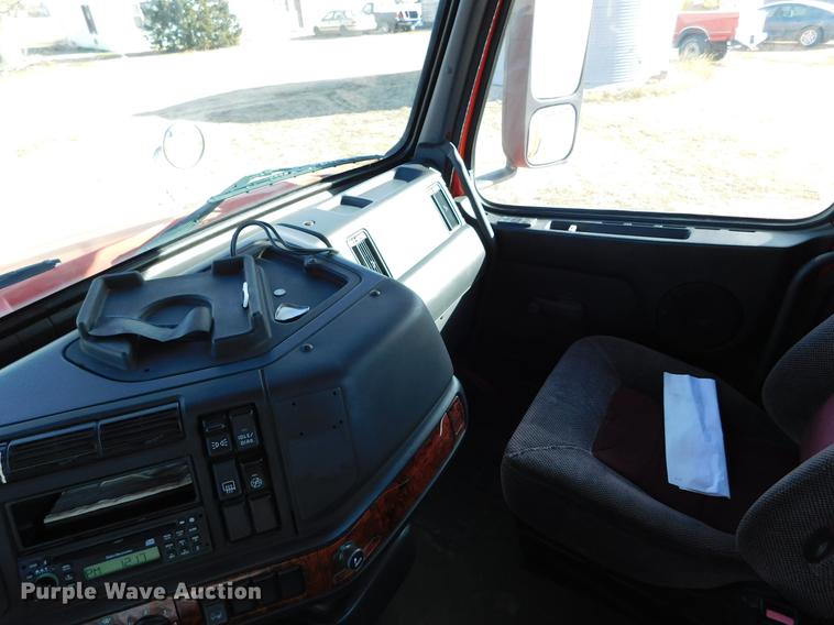 image for item DC8494 1999 Volvo VN semi truck