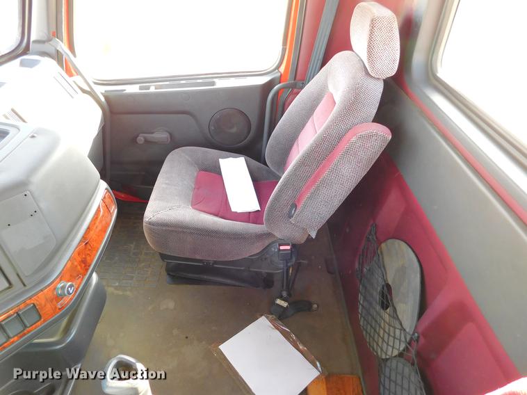 image for item DC8494 1999 Volvo VN semi truck