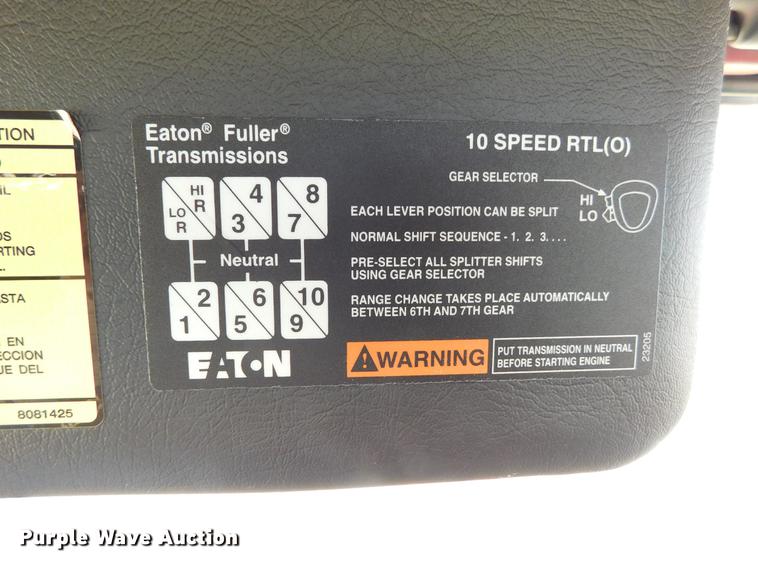 image for item DC8494 1999 Volvo VN semi truck