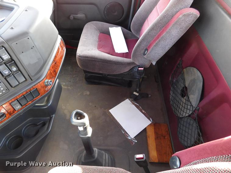 image for item DC8494 1999 Volvo VN semi truck