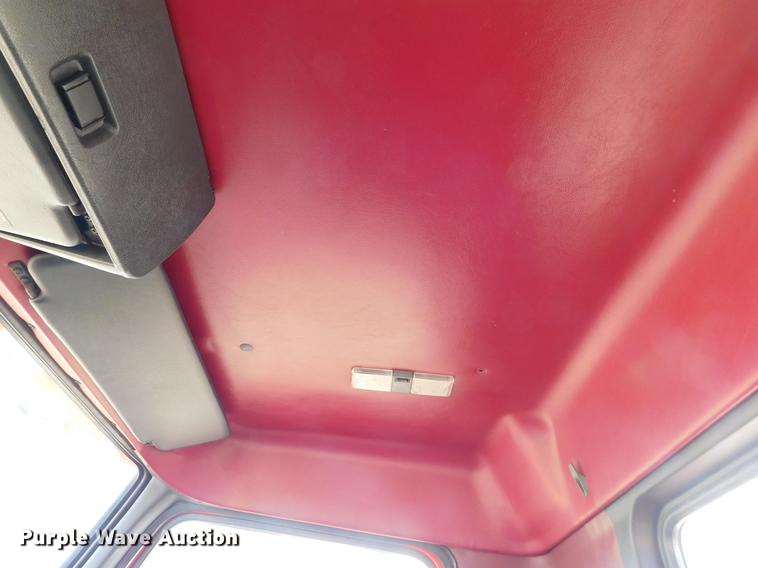 image for item DC8494 1999 Volvo VN semi truck