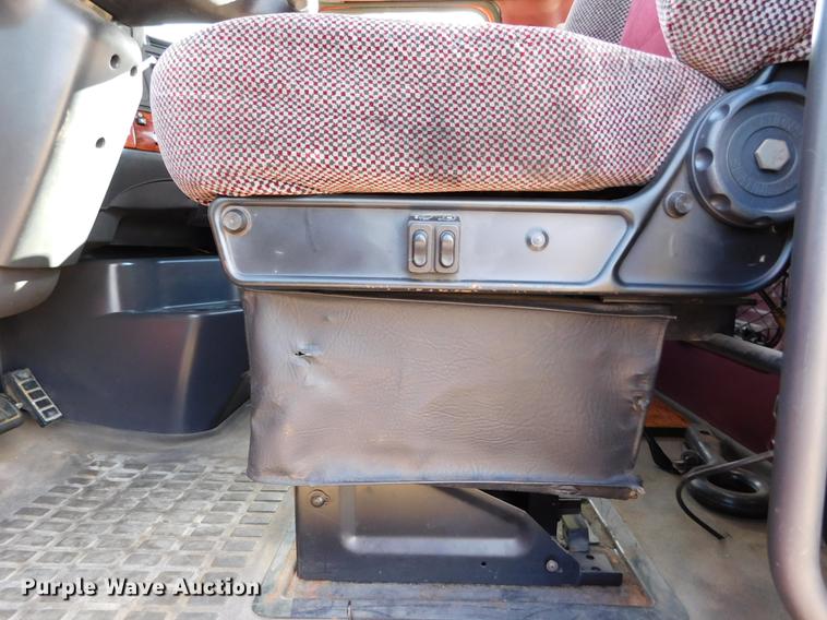 image for item DC8494 1999 Volvo VN semi truck