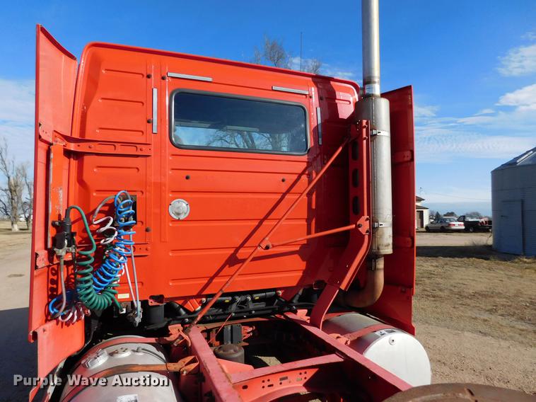 image for item DC8494 1999 Volvo VN semi truck