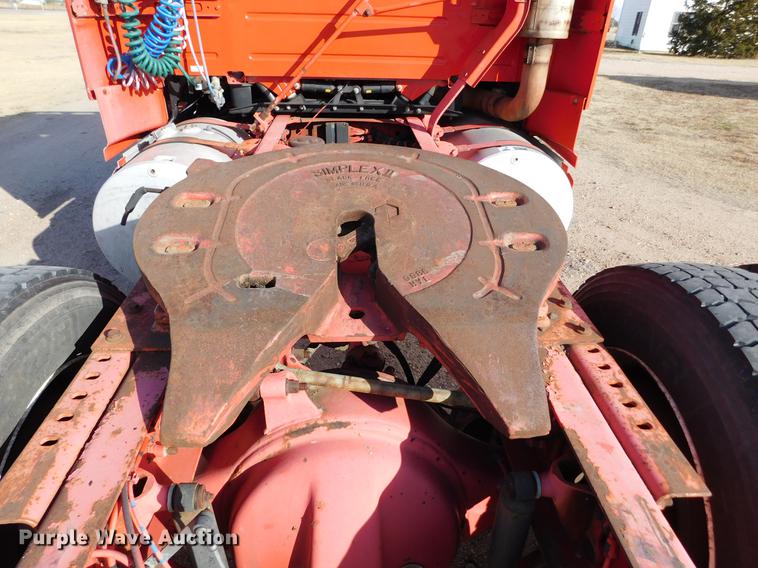 image for item DC8494 1999 Volvo VN semi truck