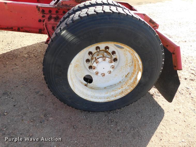 image for item DC8494 1999 Volvo VN semi truck