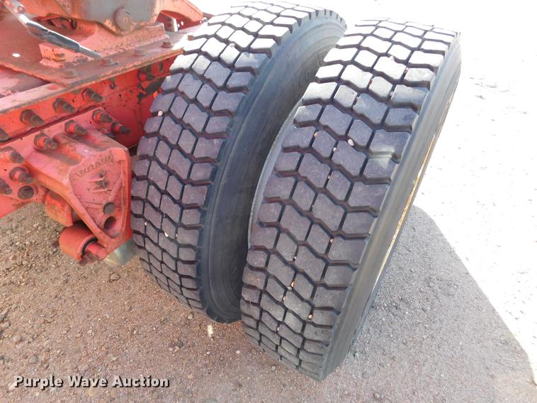 image for item DC8494 1999 Volvo VN semi truck