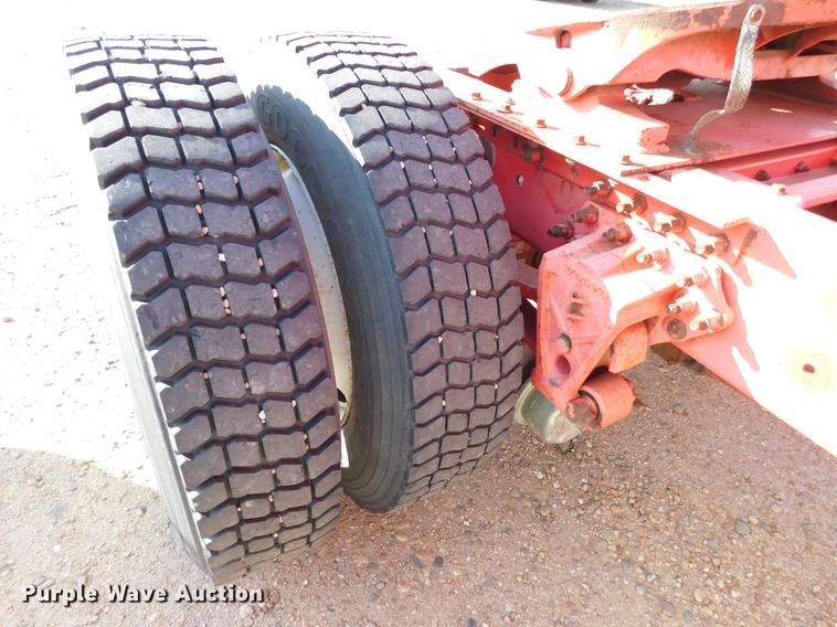 image for item DC8494 1999 Volvo VN semi truck