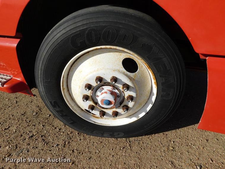 image for item DC8494 1999 Volvo VN semi truck