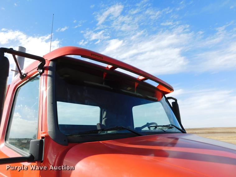 image for item DC8494 1999 Volvo VN semi truck