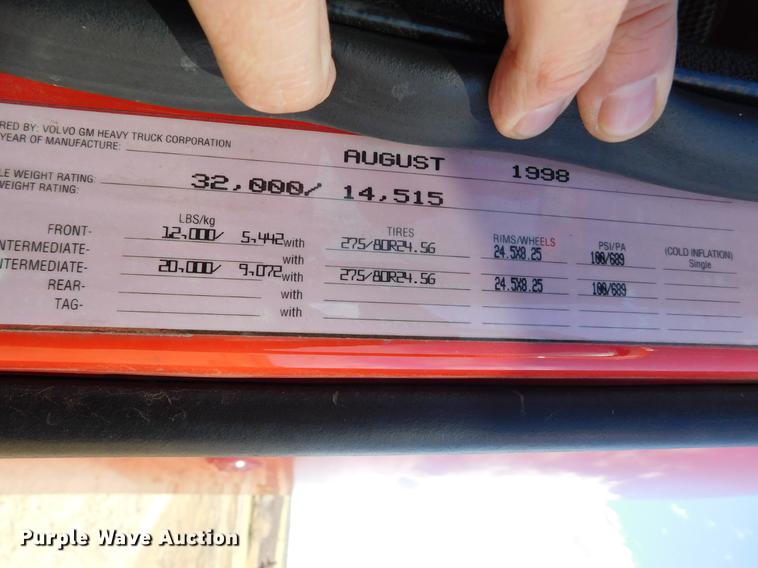 image for item DC8494 1999 Volvo VN semi truck