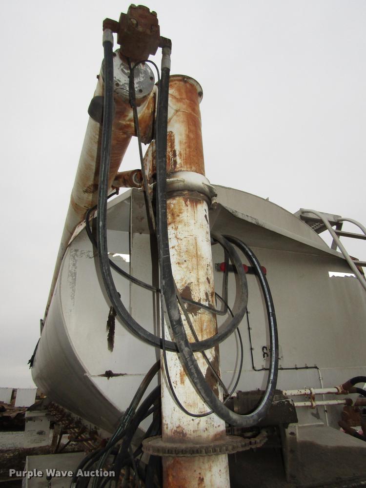 image for item DD2965 1998 Ledwell bulk feed trailer