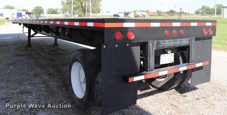 image for item DQ9398 1990 Fontaine flatbed trailer