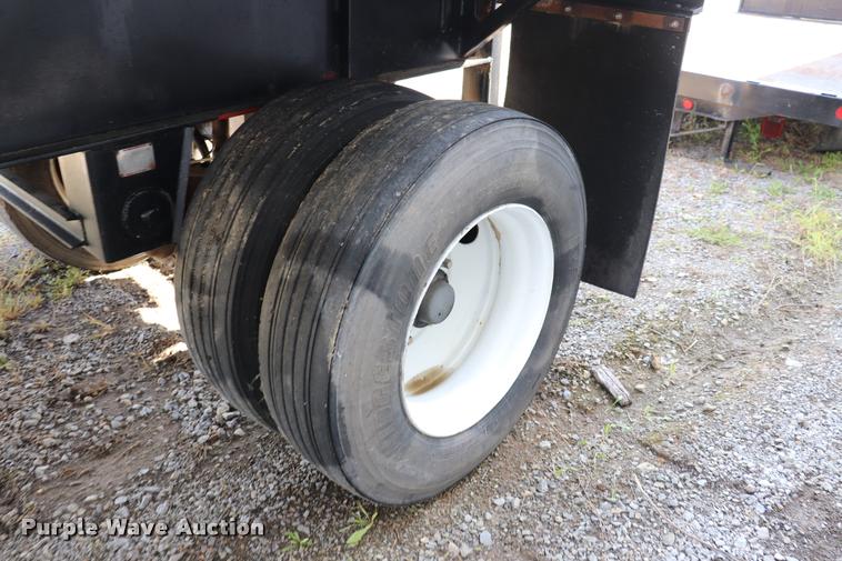 image for item DQ9398 1990 Fontaine flatbed trailer