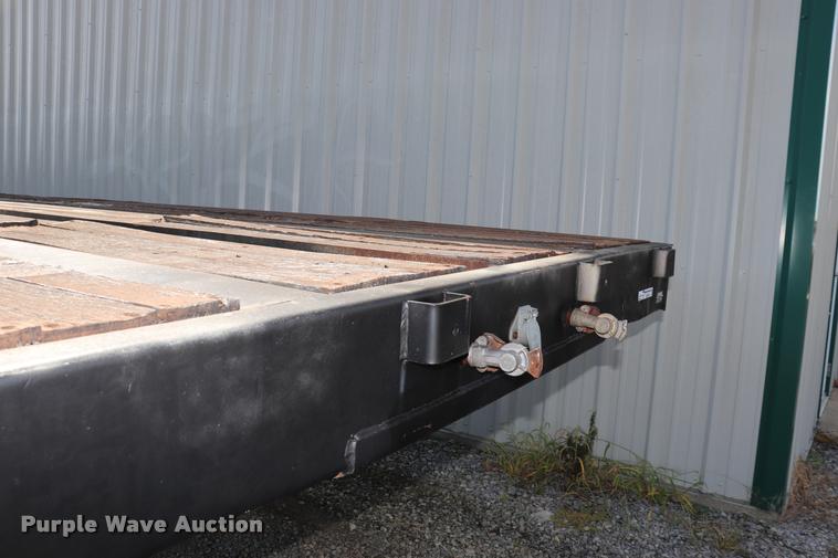 image for item DQ9398 1990 Fontaine flatbed trailer