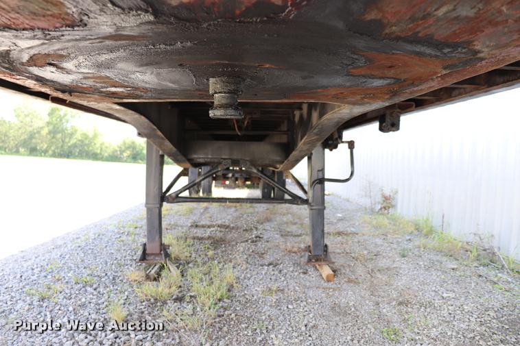 image for item DQ9398 1990 Fontaine flatbed trailer
