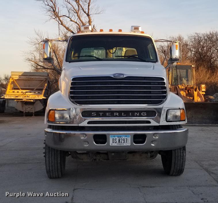 image for item EE9293 2005 Sterling L9500 semi truck