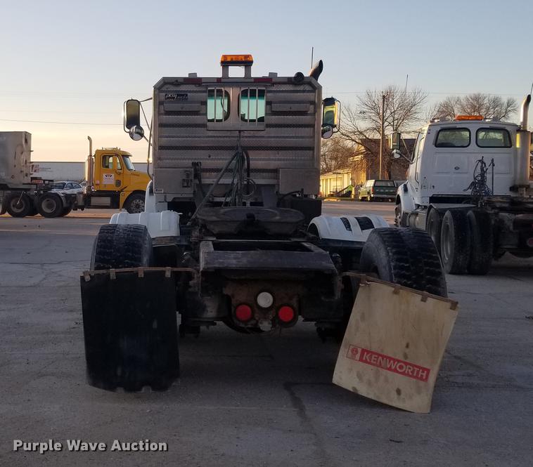 image for item EE9293 2005 Sterling L9500 semi truck