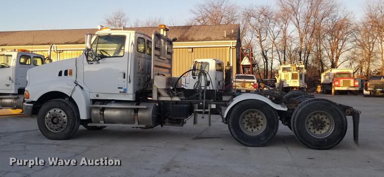 image for item EE9293 2005 Sterling L9500 semi truck