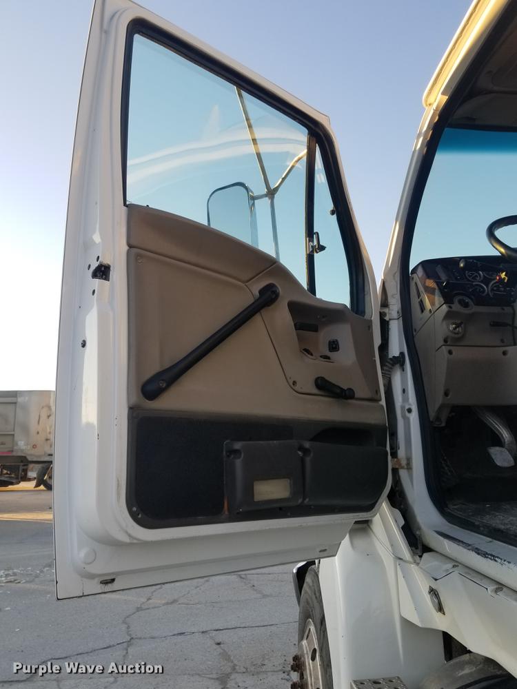 image for item EE9293 2005 Sterling L9500 semi truck