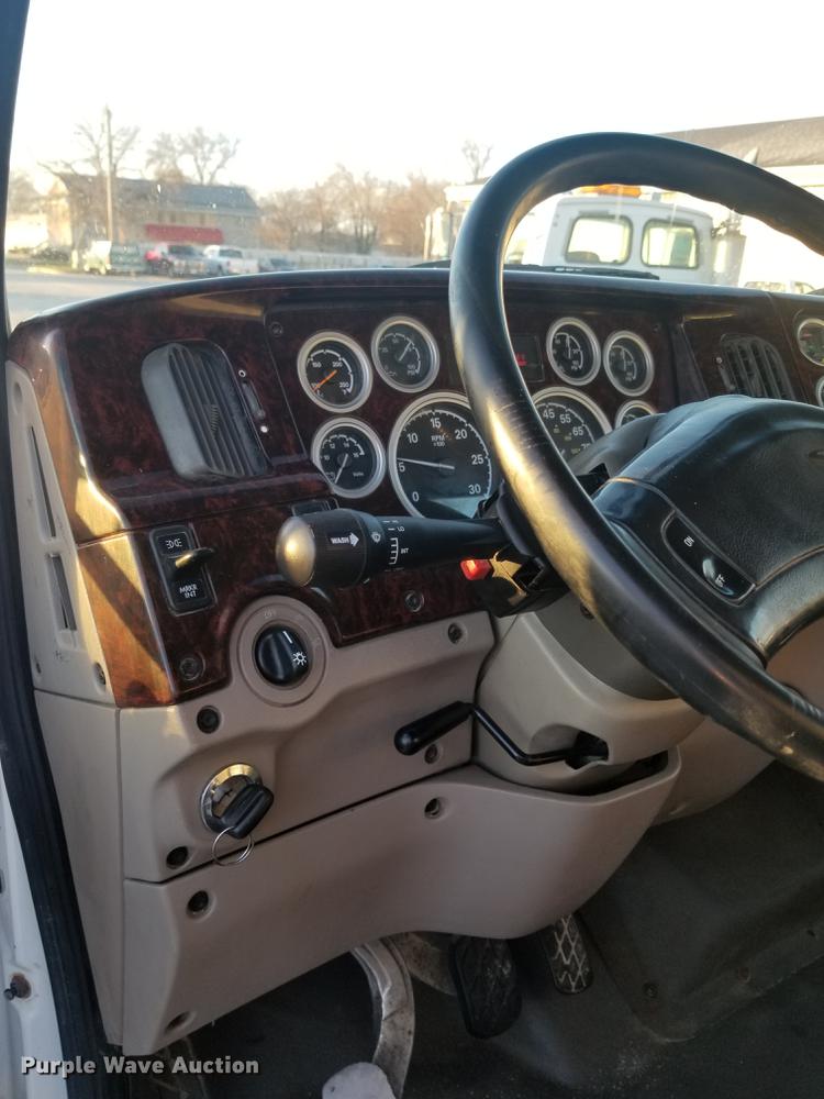 image for item EE9293 2005 Sterling L9500 semi truck