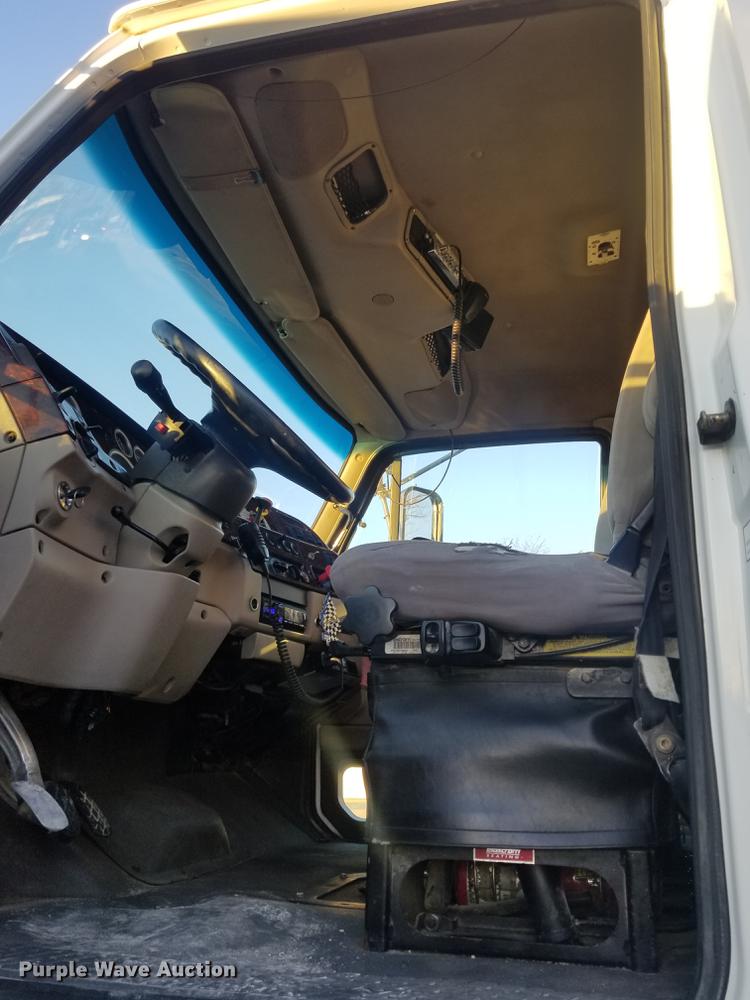 image for item EE9293 2005 Sterling L9500 semi truck