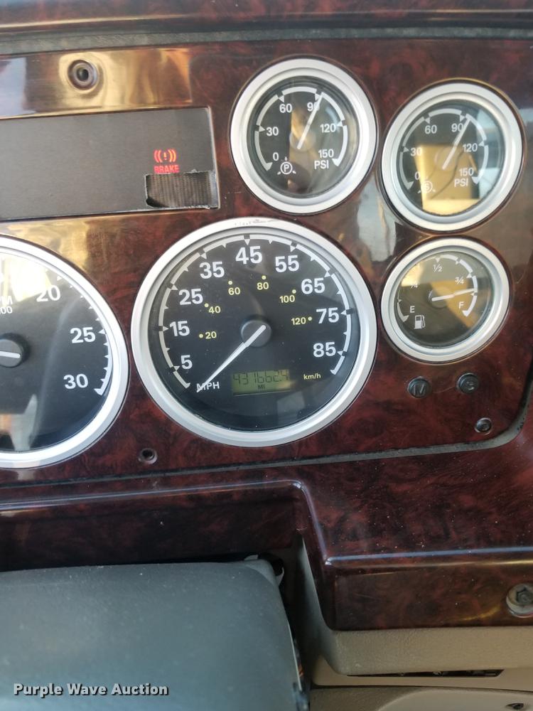 image for item EE9293 2005 Sterling L9500 semi truck