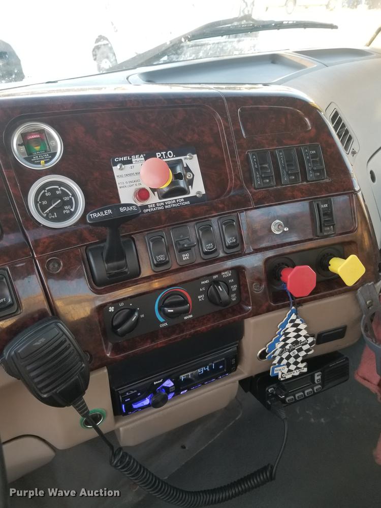 image for item EE9293 2005 Sterling L9500 semi truck