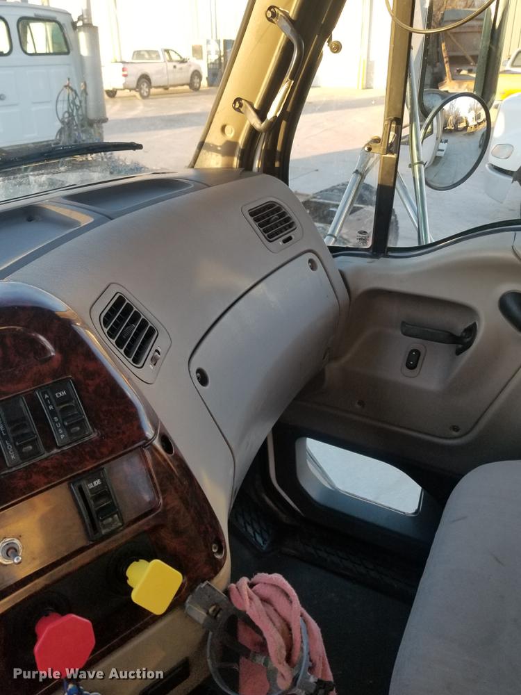 image for item EE9293 2005 Sterling L9500 semi truck