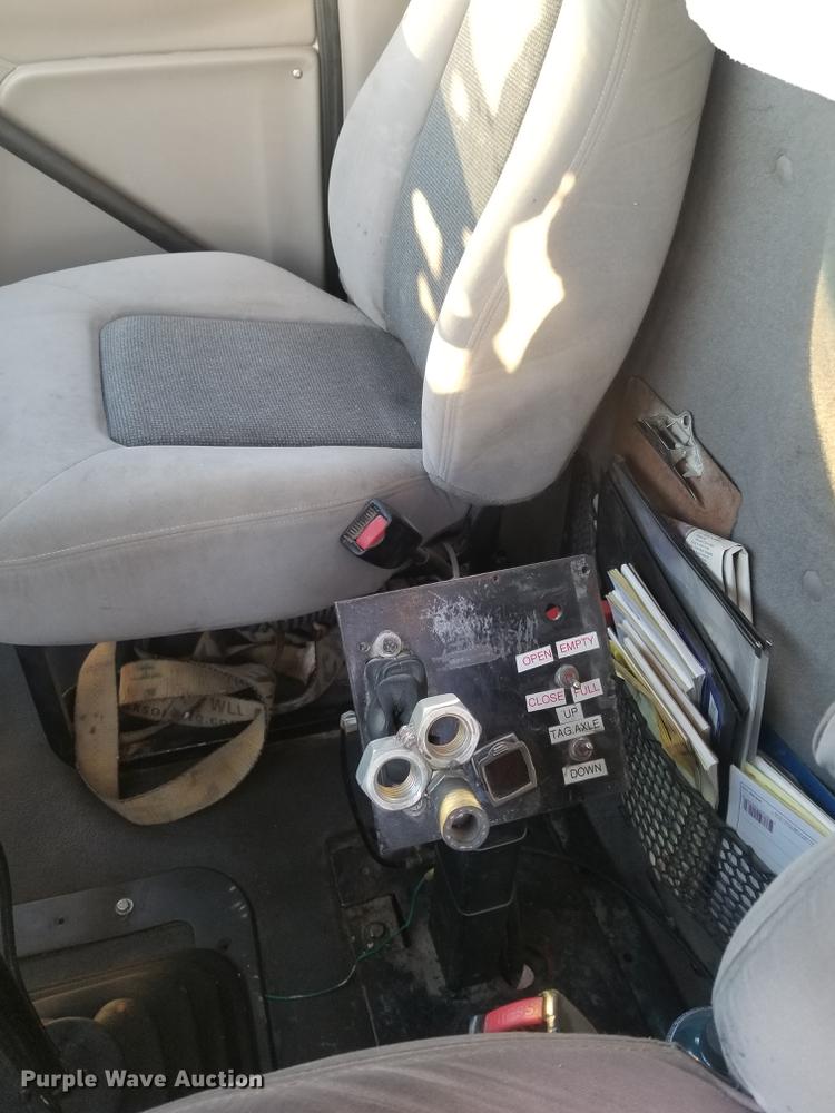 image for item EE9293 2005 Sterling L9500 semi truck