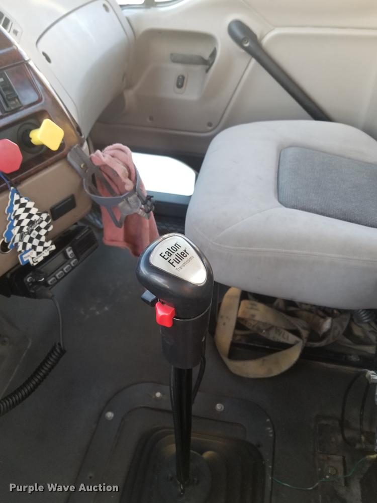 image for item EE9293 2005 Sterling L9500 semi truck