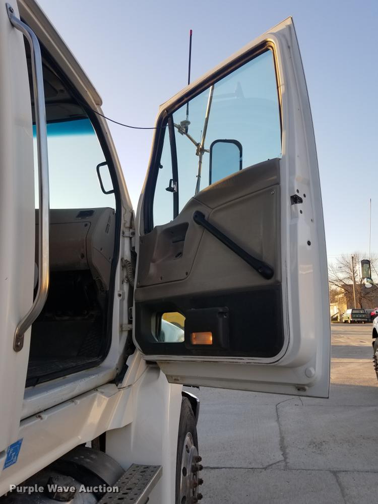 image for item EE9293 2005 Sterling L9500 semi truck