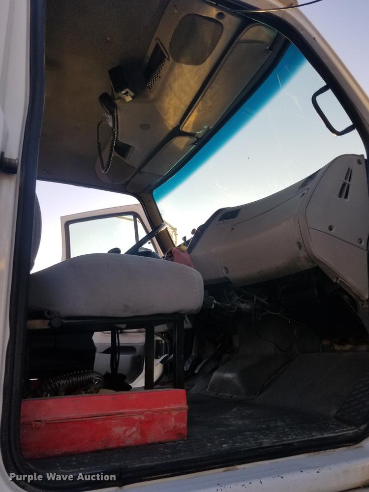 image for item EE9293 2005 Sterling L9500 semi truck