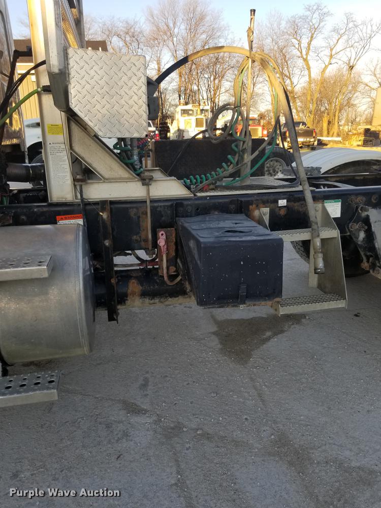 image for item EE9293 2005 Sterling L9500 semi truck