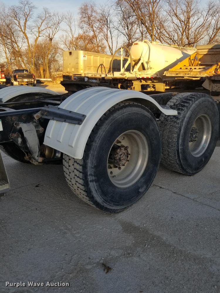 image for item EE9293 2005 Sterling L9500 semi truck