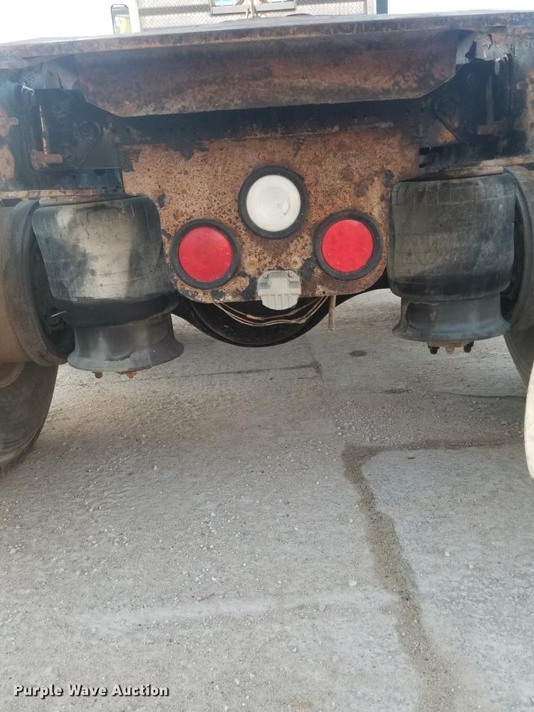 image for item EE9293 2005 Sterling L9500 semi truck