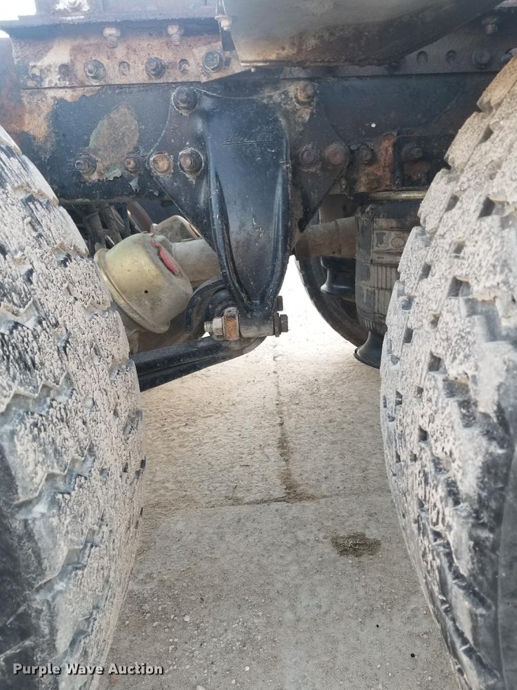 image for item EE9293 2005 Sterling L9500 semi truck